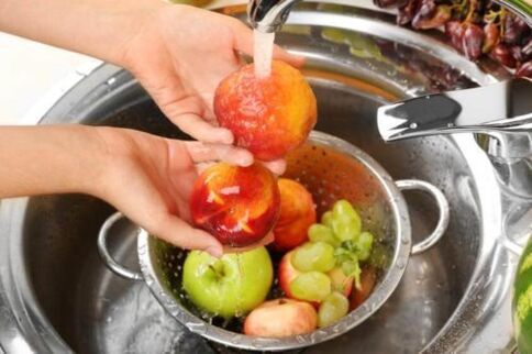 Lavar froitas para evitar a aparición de parasitos no corpo