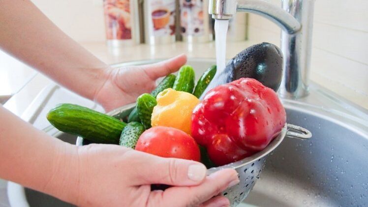 Lavar verduras e froitas como medida preventiva contra os parasitos